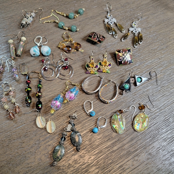 Vintage to Now Earrings Lot in Black Velvet Box 19 Pairs Costume Jewelry Bundle - Picture 6 of 15